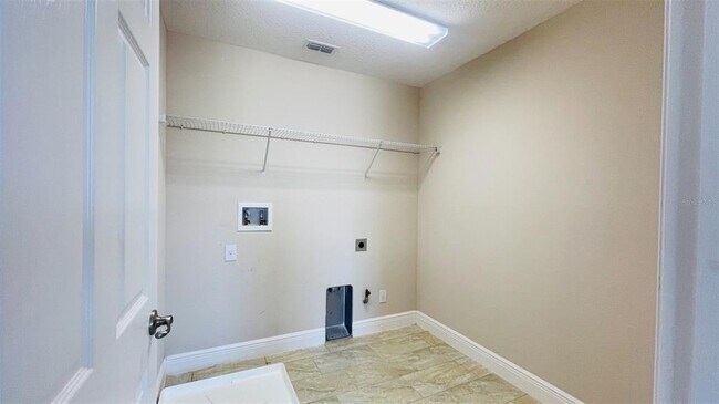 Building Photo - 1033 Vinsetta Cir