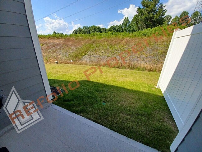 Building Photo - 238 Deardom Way