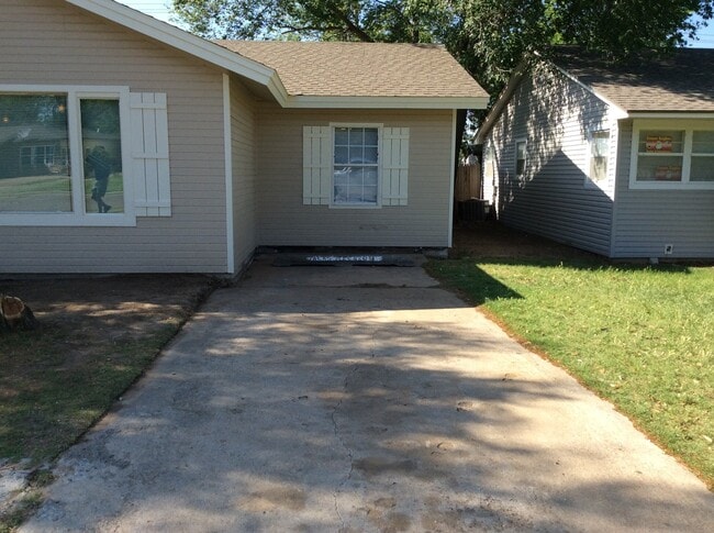 Building Photo - GREAT COLLEGE PROPERTY--PRE-LEASING FOR AUGUST! Completely Updated! 3 bedroom/2 bath Close to TTU...