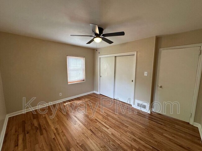 Building Photo - 2423 Brentwood Pl