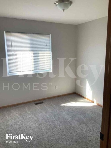 Building Photo - 11425 N Farley Ave