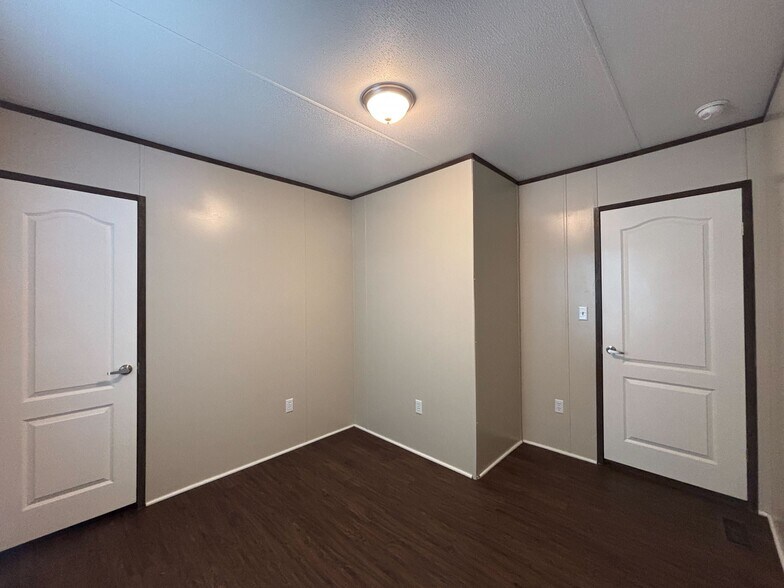 Building Photo - 106 E Semands St