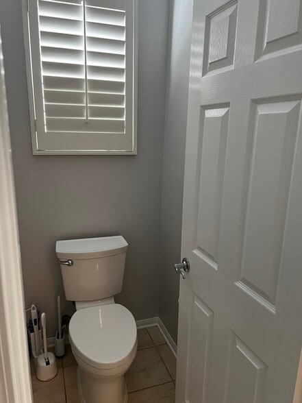 Water closet - 24040 Dandelion Ln