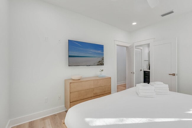 Building Photo - 223 E Lakeshore Dr