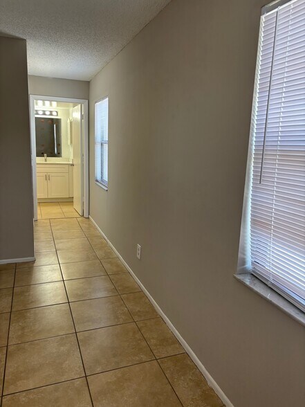 Building Photo - 5323 Summerlin Rd