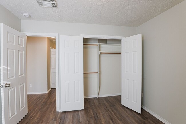 Building Photo - Move in Ready in 77044!