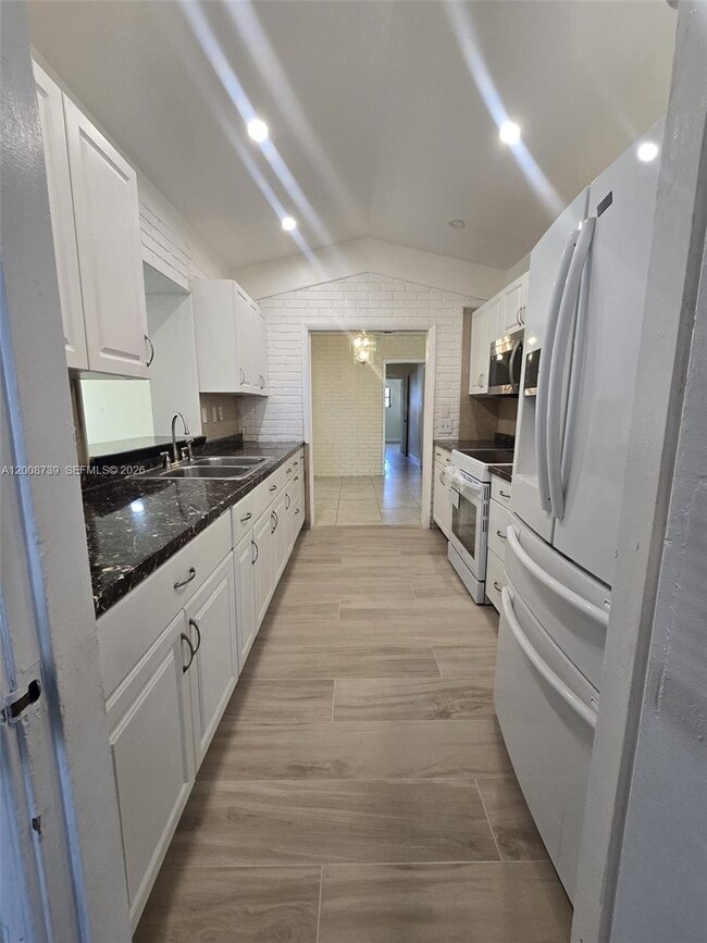 Building Photo - 2511 Plunkett St