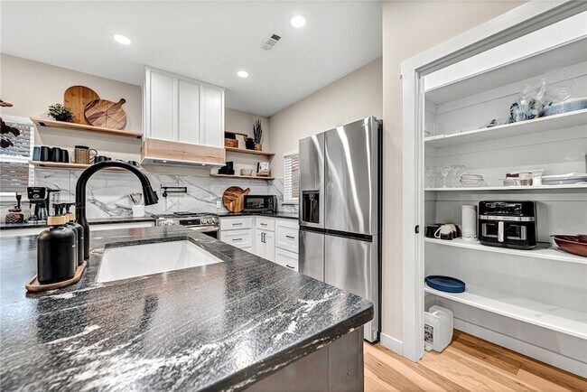 Building Photo - 1433 S Duncan Ave