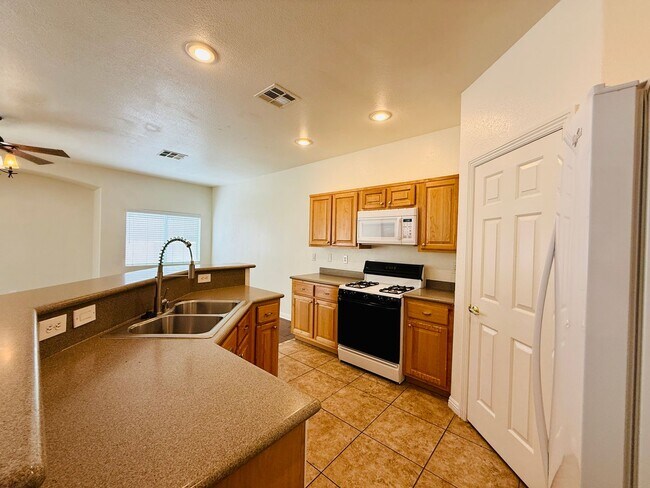 Building Photo - Great Spacious 3 bedroom Townhome Available!