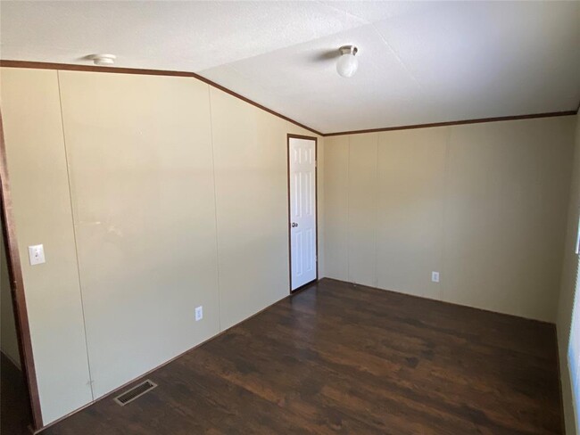 Building Photo - 101 Maple Ln