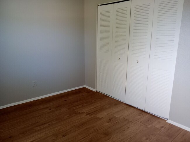 Building Photo - KNOX F