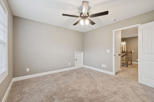 Building Photo - 3 Bedroom 2 1/2 Bathroom Home!!