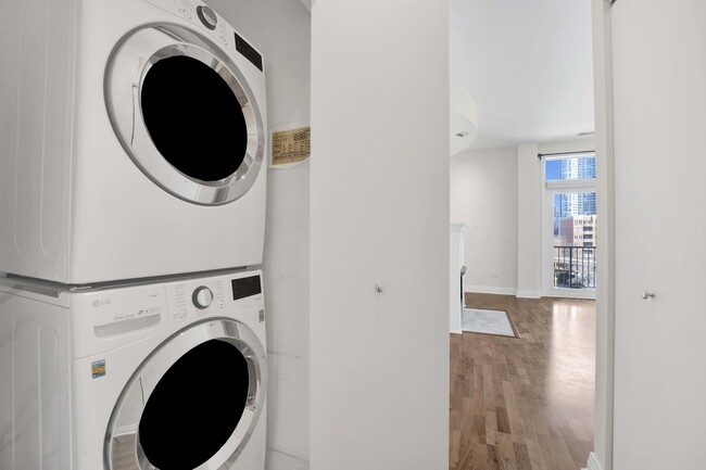 Building Photo - 330 N Clinton St