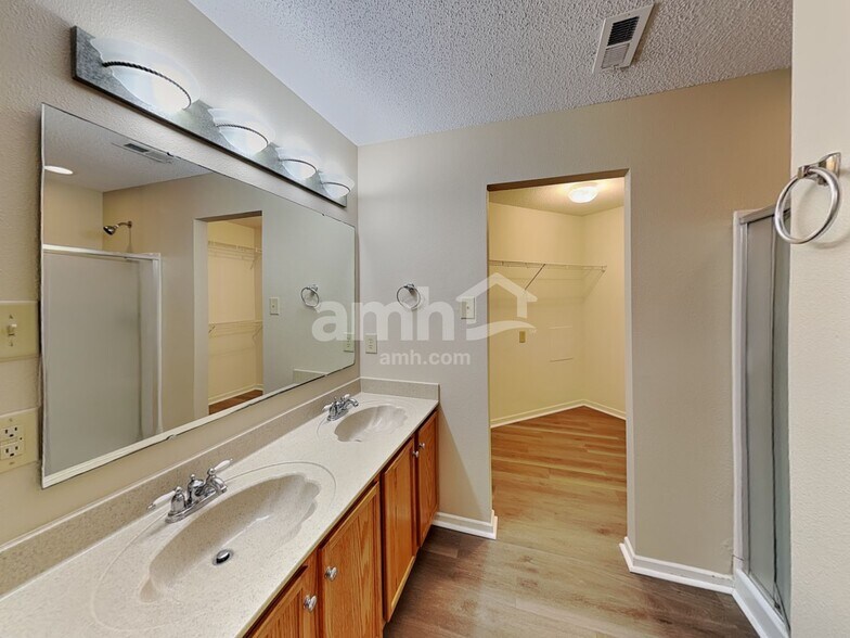 Building Photo - 10395 Butler Dr
