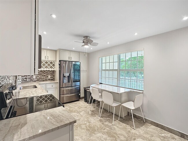 Building Photo - 3505 Oaks Way