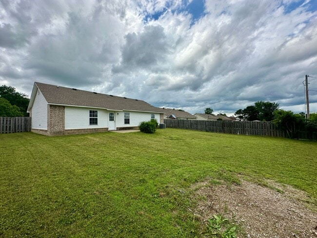 Building Photo - Beautiful Move In Ready 3 Bed 2 Bath for R...