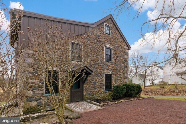 Building Photo - 1383 Street Rd