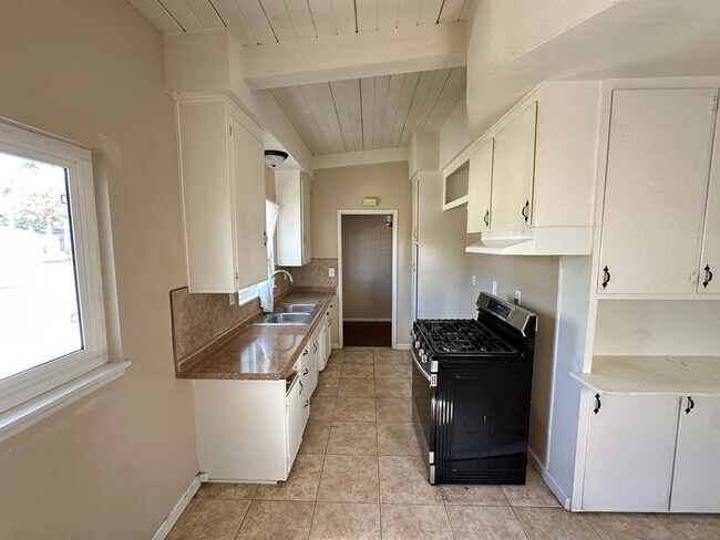 Building Photo - Adorable 3 Bed 2 Bath Fullerton Home Avail...