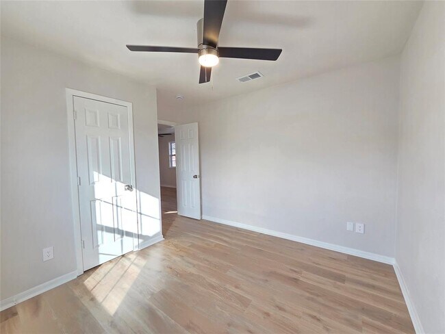 Building Photo - 411 W 4th St