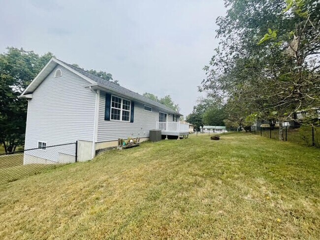 Building Photo - Gorgeous 3 Bedroom, 2 Bathroom Split Level Home in Waynesville