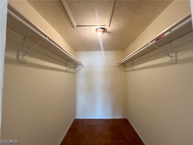 Building Photo - 4305 Island Cir