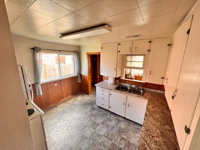 Building Photo - 2164