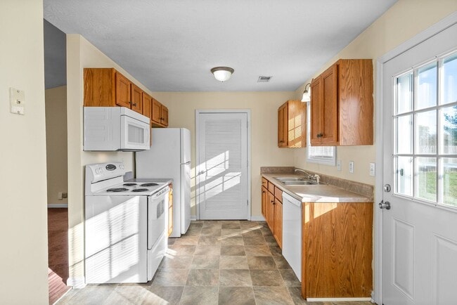 Building Photo - Dog Friendly Home For Rent Near Heritage Park!