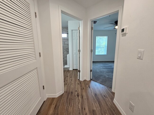 Building Photo - Beautiful 2 bed/ 2 bath Townhome w/ Balcony, Garage & Community Pool