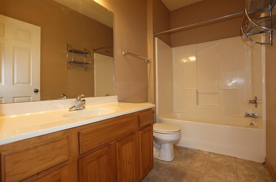 Building Photo - 2323 E Porter Avenue #86