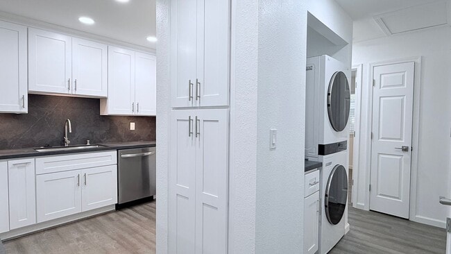 Building Photo - NEWLY RENOVATED---- 2BD/1BA, End Unit TH in Twin Creeks Garden, San Ramon- Available Now!