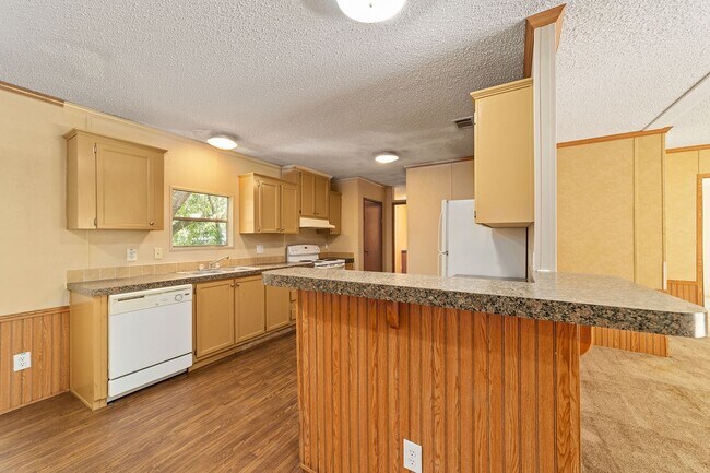 Building Photo - Spacious 3BR/2BA Home  Available Now!