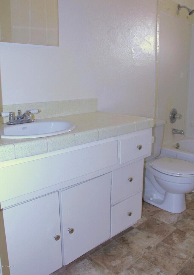 Building Photo - 817 W Gilmore St