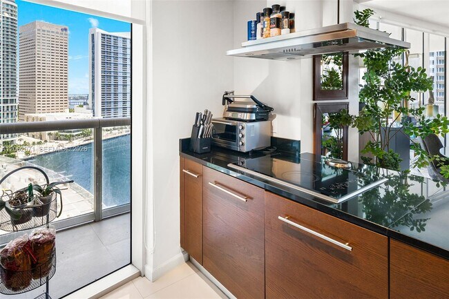 Building Photo - 495 Brickell Ave