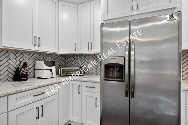 Building Photo - 614 Merioneth Dr NE