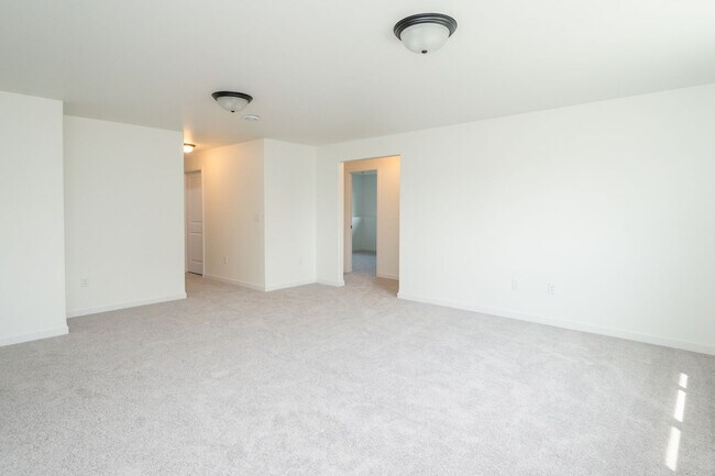 Building Photo - 4 Bed 3 Bath Single Family Home