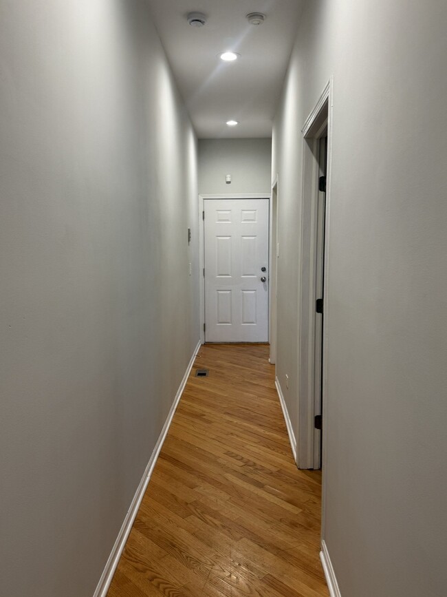 Building Photo - 1514 N Wood St