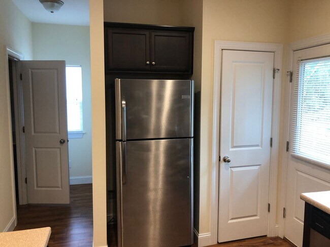 Building Photo - 3 Bed 2 Bath Single Family Home - Students Welcome!