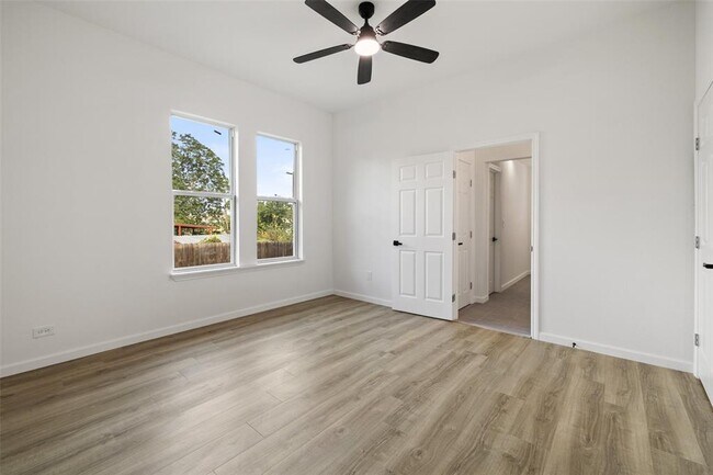 Building Photo - 707 W 7th St