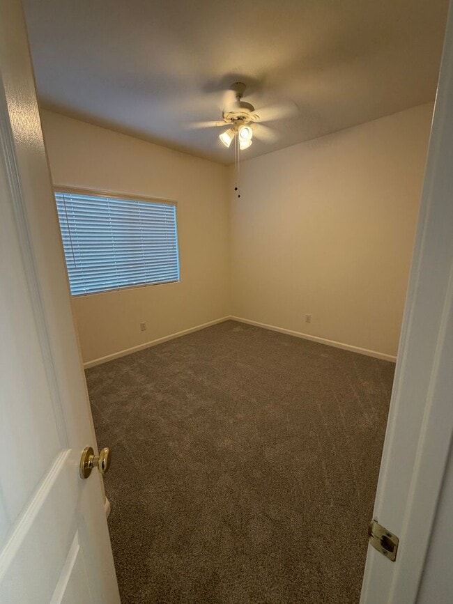Building Photo - 549 Cascade Dr