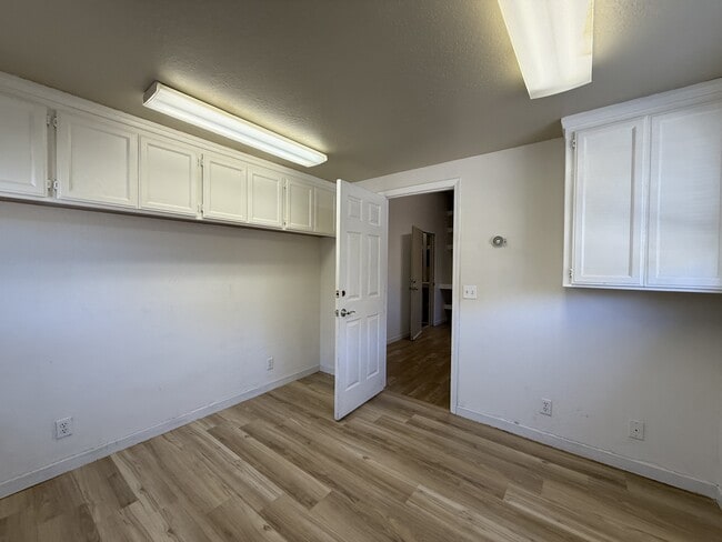 Building Photo - 1331 W 8th Ave