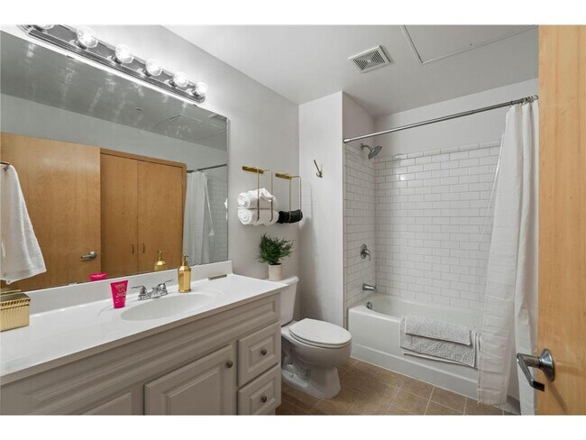 Building Photo - 521 S 7th St