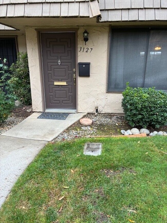 Building Photo - 3 bed 2.5 bath townhome available now!