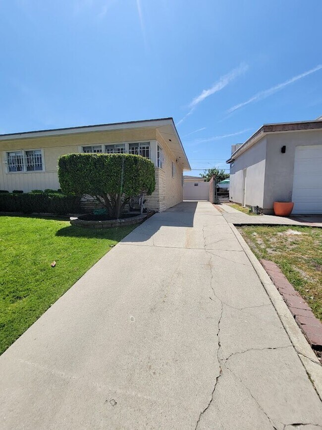 Building Photo - SPACIOUS 3BD/2BA WITH GARAGE, LAUNDRY AND ...