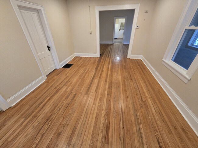 Building Photo - 804 E Division St