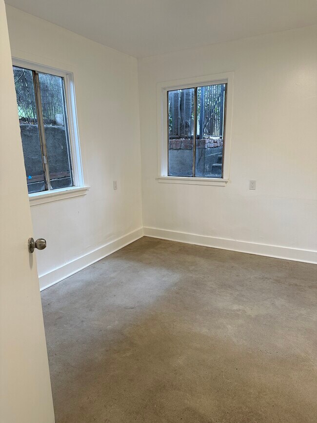 Building Photo - 1489 Wallace Ave