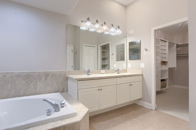 Building Photo - 4625 Overlook Dr NE