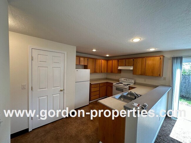 Building Photo - SE 73rd Ave - 3 bedroom townhouse in Mt Sc...