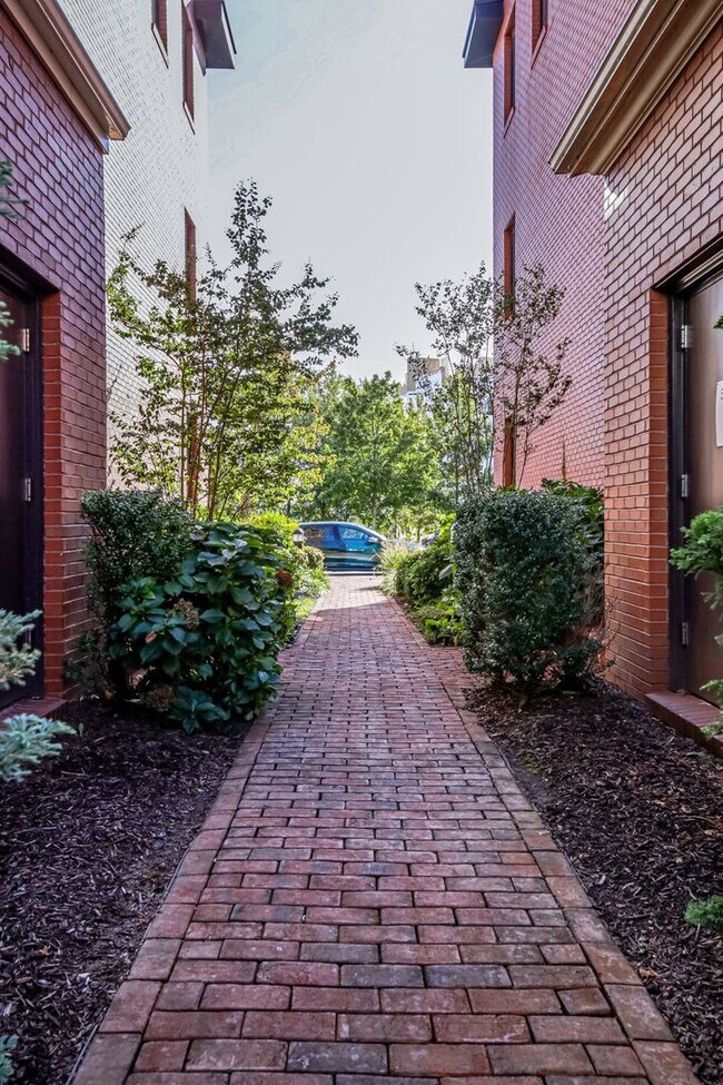 Building Photo - Updated 3br/2.5ba Condo Townhome Alexandria Walk to Metro