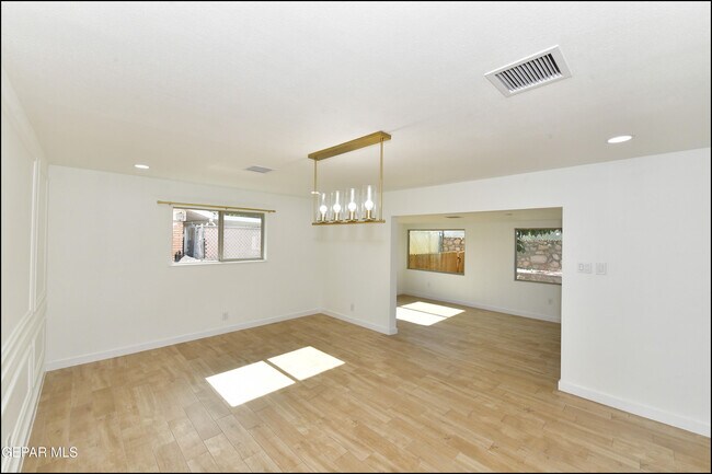 Building Photo - 3217 Wedgewood Dr