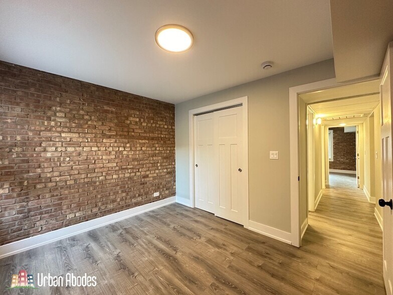 Building Photo - 1220 N La Salle Dr